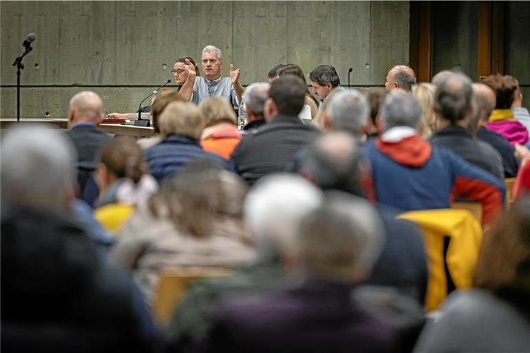 Vor rund 170 Gästen kritisiert Volker Wengert (NLA) in der Gemeinderatssitzung in der Auenwaldhalle die Verwaltung. Foto: Alexander Becher