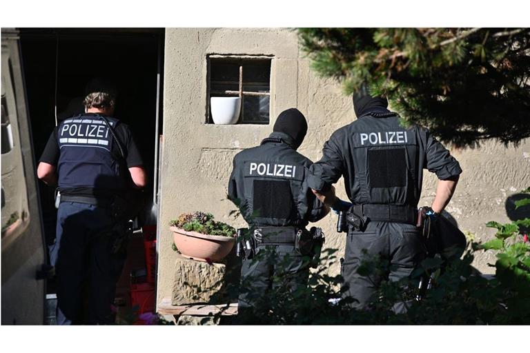 Wegen des Verdachts der Volksverhetzung haben Polizisten die Wohnung eines 65-Jährigen in Bayern durchsucht (Symbolfoto).