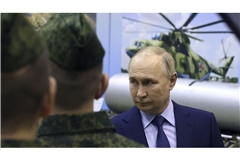 Wladimir Putin spricht mit Militärpiloten während eines Besuchs. Laut Prognosen wird Russlands Kriegswirtschaft dieses Jahr zulegen (Archivfoto).