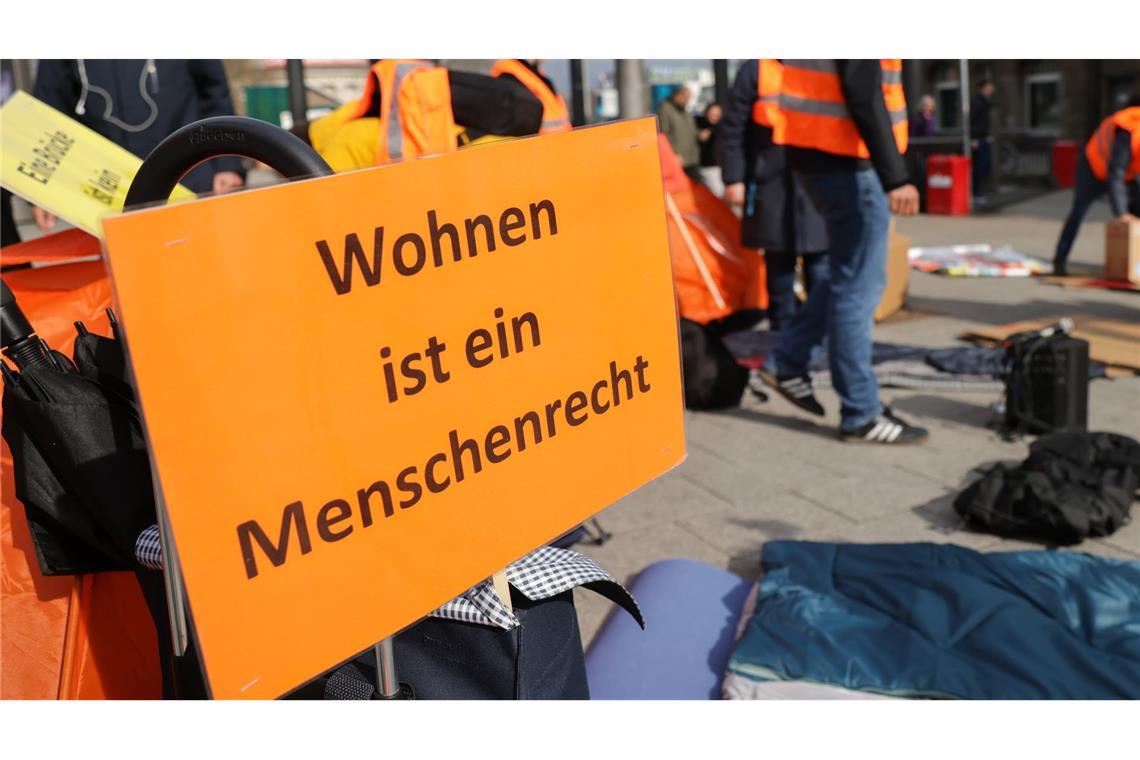 „Wohnen ist ein Menschenrecht“ steht auf einem Plakat. Die Bundesregierung will bis 2023 die Wohnungslosigkeit in Deutschland beenden (Symbolfoto).