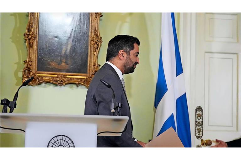 Yousaf verlässt seinen Amtssitz in Edinburgh.